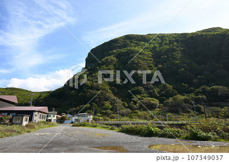 雄冬の町と断崖【北海道増毛郡】 雄冬の町と断崖【北海道増毛郡】 107349037