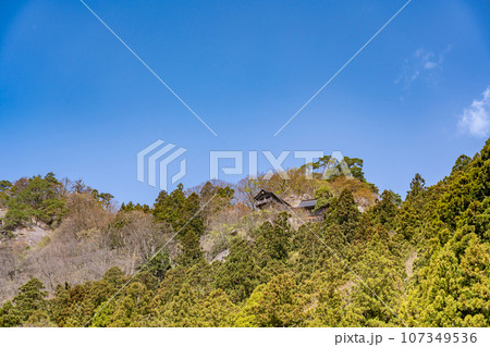 山形県山形市　山寺と通称される立石寺を下から見上げた眺め 107349536