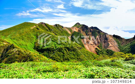 栃木県那須町　隠居倉から観る朝日岳の風景 107349814