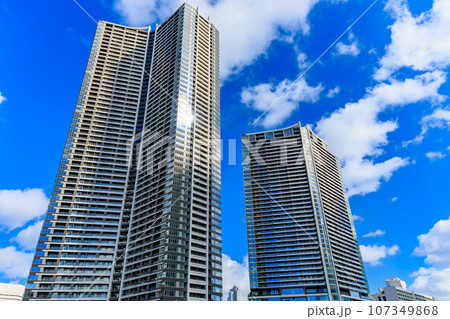 東京　中央区 勝どきの都市風景　パークタワー勝どきミッドとパークタワー勝どき サウス　 107349868