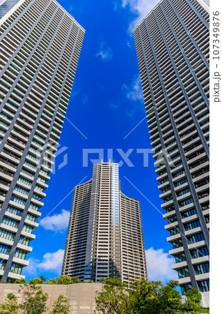東京　中央区 勝どきの都市風景　パークタワー勝どきサウスとドゥ・トゥール イースト 107349876