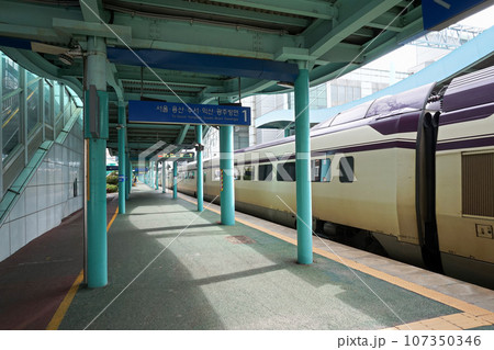 【韓国 木浦市】木浦駅のホーム 107350346