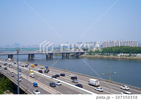 【韓国ソウル】漢江鉄橋と高速道路 107350358