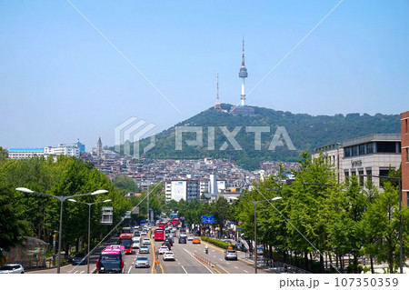 【韓国ソウル】イテウォンブリッジから見た南山タワー 107350359