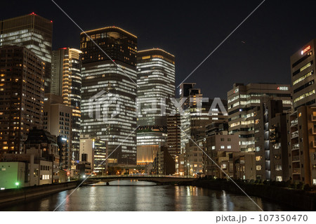 大阪中之島ビジネス街夜景 大阪中之島ビジネス街夜景 107350470