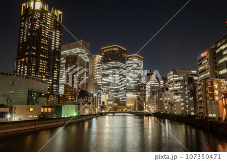 大阪中之島ビジネス街夜景 大阪中之島ビジネス街夜景 107350471