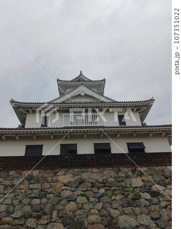 滋賀県長浜市の豊公園にある長浜城の風景(夏) 滋賀県長浜市の豊公園にある長浜城の風景(夏) 107351022