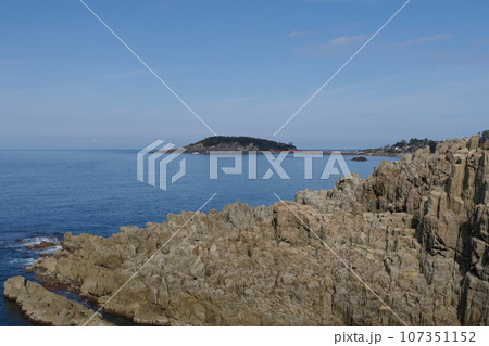越前海岸の東尋坊と雄島 越前海岸の東尋坊と雄島 107351152