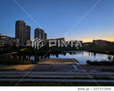 夕暮れ時の柏の葉キャンパス・アクアテラス 107351600