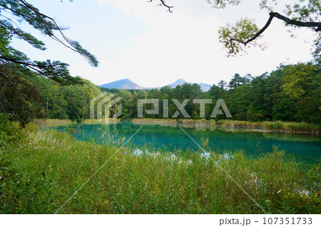るり沼と磐梯山の風景 るり沼と磐梯山の風景 107351733