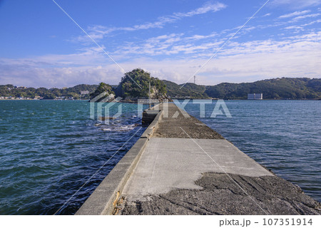 防波堤から見る伊豆下田犬走島の風景 107351914