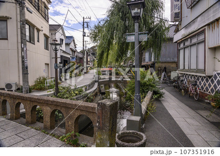 伊豆下田ペリーロード路地裏の細い道 107351916