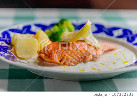 サーモンのムニエル サーモンのムニエル 107352233