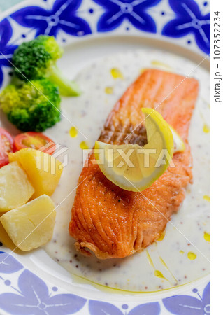 サーモンのムニエル 107352234