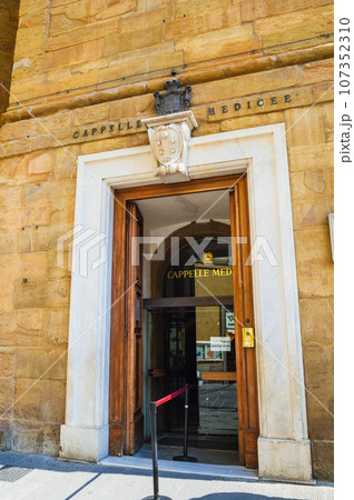 フィレンツェ　メディチ家礼拝堂　入口 107352310
