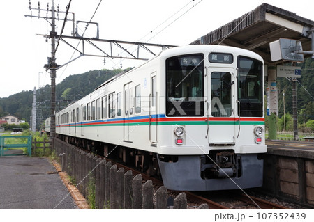 武蔵横手駅に停車中の西武秩父線4000系電車 107352439