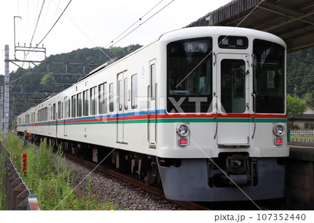武蔵横手駅に停車中の西武秩父線4000系電車 107352440
