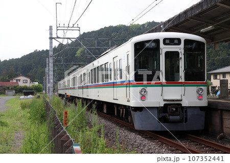 武蔵横手駅に停車中の西武秩父線4000系電車 107352441