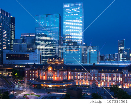 【東京都 千代田区・中央区】  東京駅～日本橋方面の夕景　都市景観（2023年7月） 107352561