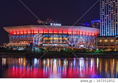 都市夜景　横浜　横浜駅付近の商業施設・ミュージックテラス 107352852