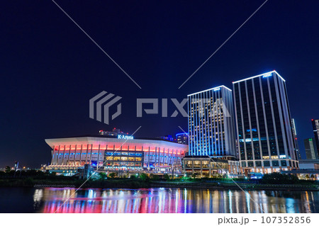 都市夜景 横浜 横浜駅付近の商業施設・ミュージックテラス 都市夜景 横浜 横浜駅付近の商業施設・ミュージックテラス 107352856