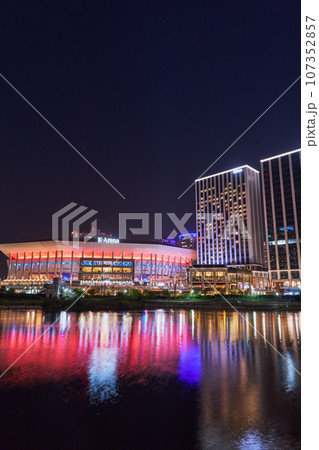 都市夜景　横浜　横浜駅付近の商業施設・ミュージックテラス 107352857