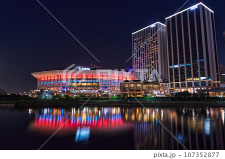 都市夜景　横浜　横浜駅付近の商業施設・ミュージックテラス 107352877