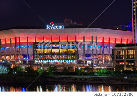 都市夜景　横浜　横浜駅付近の商業施設・ミュージックテラス 107352880