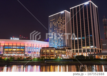 都市夜景 横浜 横浜駅付近の商業施設・ミュージックテラス 都市夜景 横浜 横浜駅付近の商業施設・ミュージックテラス 107352888
