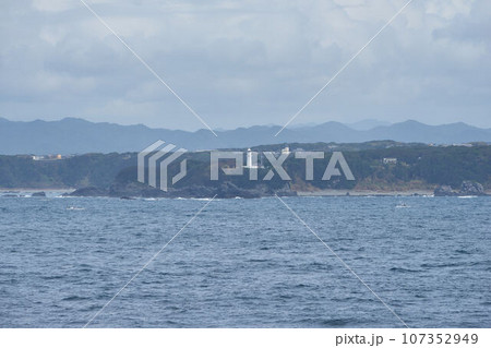 和歌山県　船上からの潮岬灯台 107352949