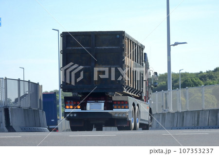 スクラップ運搬車両 107353237