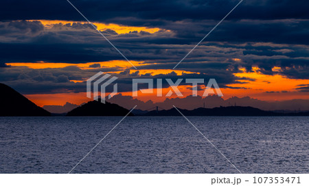 高松港から臨む夕焼けと瀬戸大橋 107353471