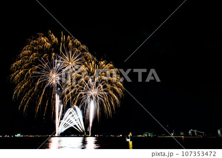 夜空を彩る大輪の花火 夜空を彩る大輪の花火 107353472