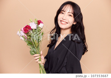 秋服ファッション女性ポートレート 107353687