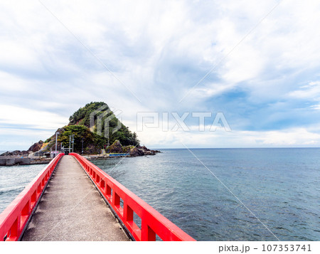 夏の日本海 由良海岸白山島のさわやかな景色 夏の日本海 由良海岸白山島のさわやかな景色 107353741