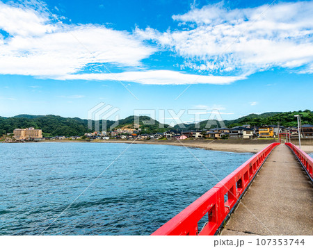夏の日本海 由良海岸白山島のさわやかな景色 夏の日本海 由良海岸白山島のさわやかな景色 107353744