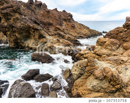 夏の日本海　由良海岸白山島のさわやかな景色 107353758