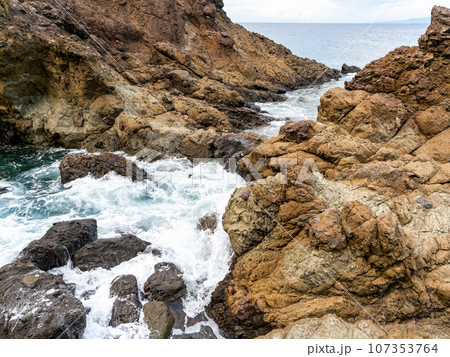 夏の日本海　由良海岸白山島のさわやかな景色 107353764