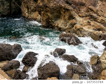 夏の日本海 由良海岸白山島のさわやかな景色 夏の日本海 由良海岸白山島のさわやかな景色 107353784