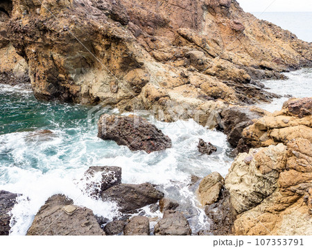 夏の日本海　由良海岸白山島のさわやかな景色 107353791