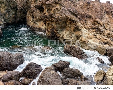 夏の日本海 由良海岸白山島のさわやかな景色 夏の日本海 由良海岸白山島のさわやかな景色 107353825