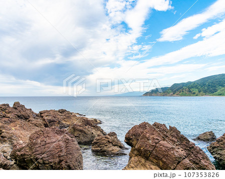 夏の日本海 由良海岸白山島のさわやかな景色 夏の日本海 由良海岸白山島のさわやかな景色 107353826