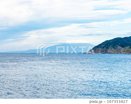 夏の日本海 由良海岸白山島のさわやかな景色 夏の日本海 由良海岸白山島のさわやかな景色 107353827