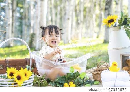 ミルクバスで遊ぶ女の子 ミルクバスで遊ぶ女の子 107353875