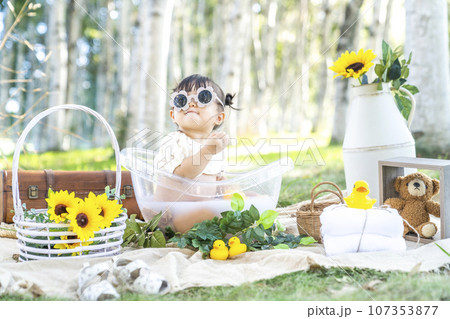 ミルクバスで遊ぶ女の子 107353877