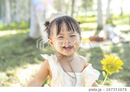 ミルクバスで遊ぶ女の子 ミルクバスで遊ぶ女の子 107353878