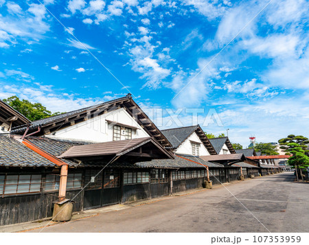 夏に訪れた美しい酒田市の山居倉庫　歴史的建物 107353959