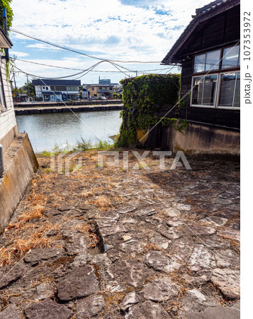 夏に訪れた美しい酒田市の山居倉庫 船着き場 歴史的建物 夏に訪れた美しい酒田市の山居倉庫 船着き場 歴史的建物 107353972