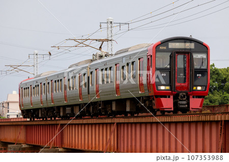 鉄橋を渡る普通列車 107353988