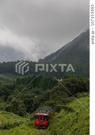 霧の中を走る赤い気動車 霧の中を走る赤い気動車 107353992